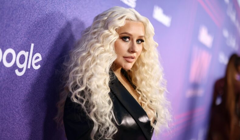Christina Aguilera machiată și coafată, într-o ținută all black