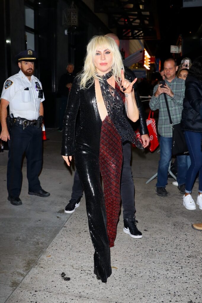 Lady Gaga, fotografiată în timp ce își salută fanii, pe stradă