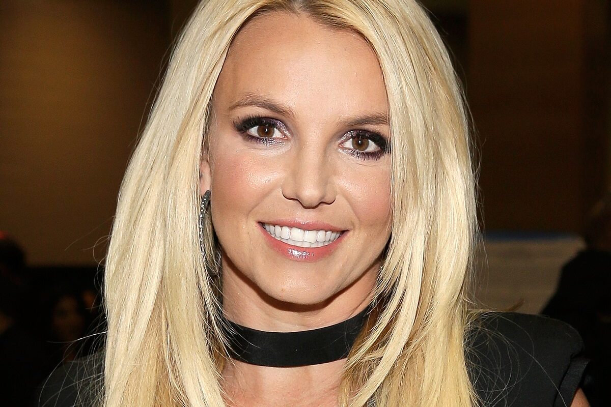 Britney Spears blondă zâmbind larg la cameră