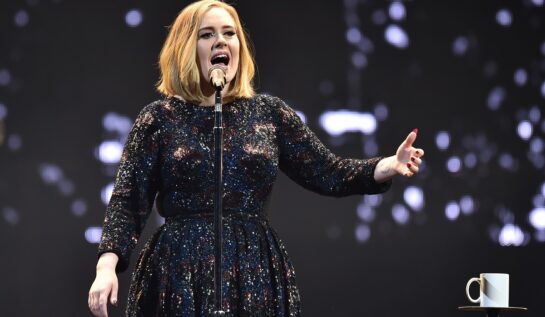Adele a confirmat oficial că ea și Rich Paul s-au căsătorit. Artista a făcut anunțul în timp ce era prezentă la un spectacol de comedie