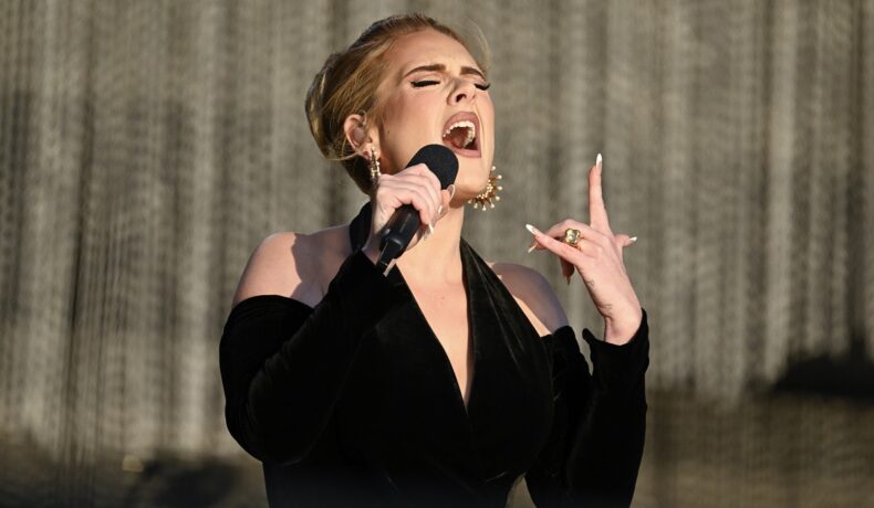 Adele și-a uimit fanii cu noul look. Costumul ei de Halloween a creat controverse pe internet