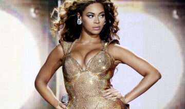 Beyonce îmbrăcată într-o rochie aurie strălucitoare
