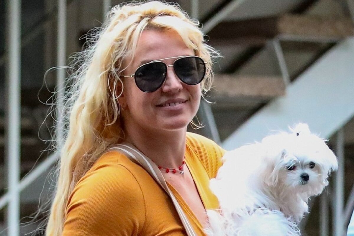 Britney Spears a fost văzută pentru prima dată în public după lansarea cărții ei. Vedeta a luat cina cu managerul ei, Cade Hudson