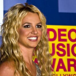 Britney Spears cu părul blond în timp ce zâmbește