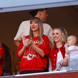 Brittany Mahomes și Taylor Swift îmbrăcate în roșu la un meci