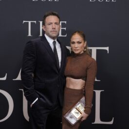 Ben Affleck îmbrăcat în negru alături de Jennifer Lopez îmbrăcată în maro