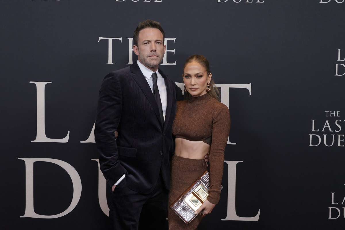 Ben Affleck îmbrăcat în negru alături de Jennifer Lopez îmbrăcată în maro