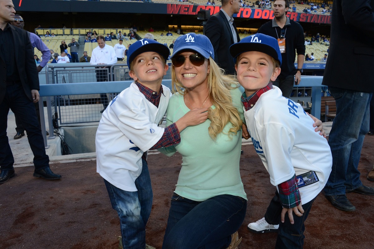Fiii lui Britney Spears au fost văzuți alături de tatăl lor după mutarea în Hawaii. Cei trei au făcut surf în ocean