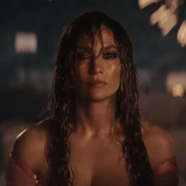 Jennifer Lopez a lansat al doilea teaser pentru albumul This Is Me... Now. Ea apare udă, cu părul desfăcut