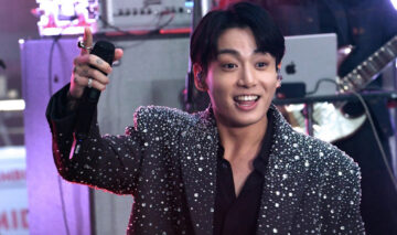 Jung Kook a câștigat premiul pentru cea mai bună melodie K-Pop la Billboard Music Awards. Aici el poartă un sacou cu pietre strălucitoare și o cămașă neagră pe sub