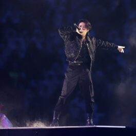 Jungkook îmbrăcat all black în timp ce dansează pe scenă