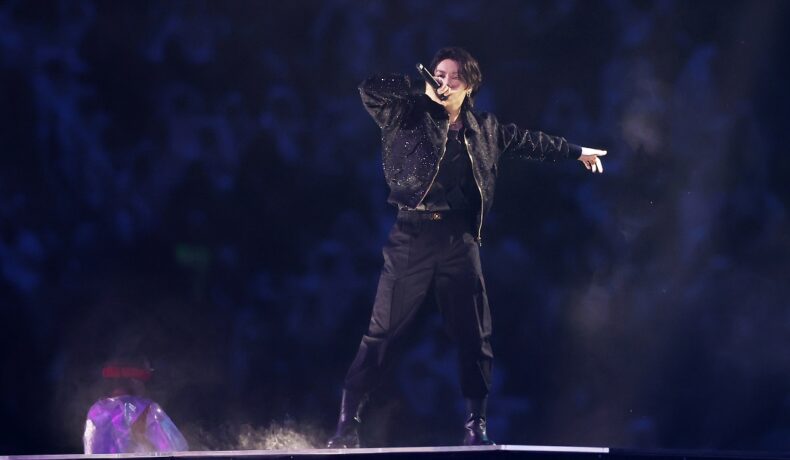Jungkook îmbrăcat all black în timp ce dansează pe scenă