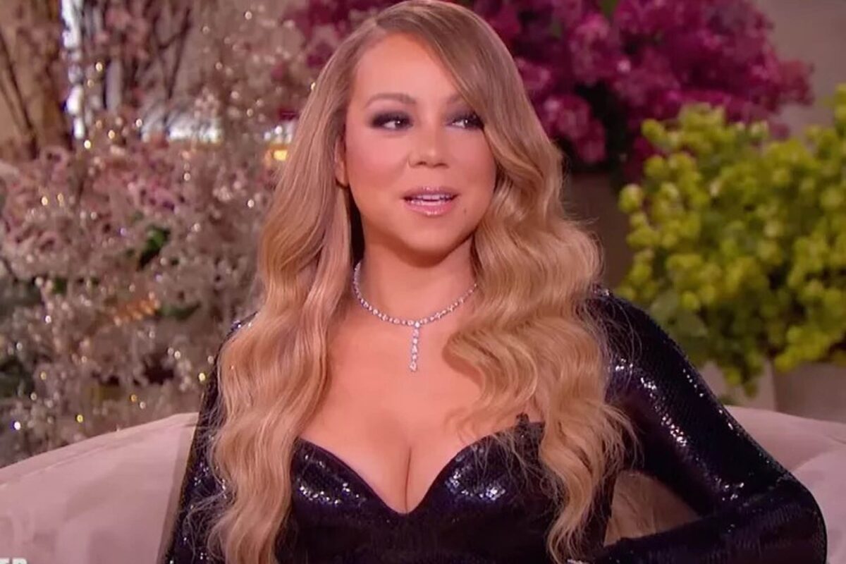 Mariah Carey, într-o rochie din latex, la o emisiune TV