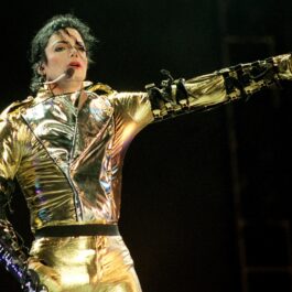 Michael Jackson într-o costumație aurie și stălucitoare în timp ce cântă