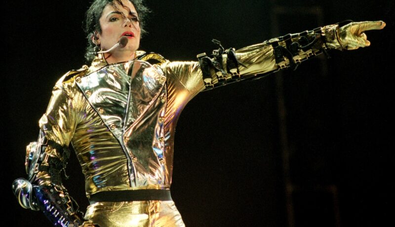 Michael Jackson a revenit pe primul loc în clasamentul Billboard. Se preconizează că piesa artistului va atinge poziții de vârf în mai multe topuri