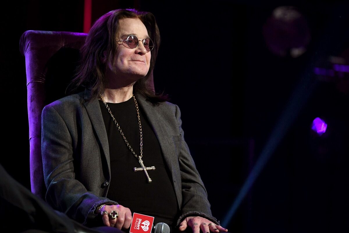 Ozzy Osbourne îmbrăcat în negru purtând un lănțișor cu cruciuliță