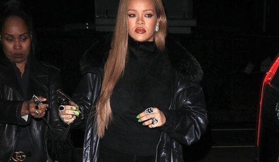 Rihanna a avut o apariție spectaculoasă într-o haină neagră din piele. Cântăreața a cinat singură la unul dintre cele mai scumpe restaurante din Santa Monica 