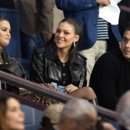 Selena Gomez și-a găsit prieteni adevărați Brooklyn Beckham și Nicola Peltz. Cei trei sunt în tribune și își fac poze