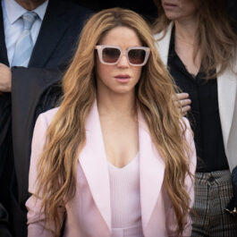 Shakira a încheiat un acord cu procurorii spanioli pentru a evita un proces de fraudă fiscală.  Ea a venit la proces într-un costum roz și a purtat ochelari de soare asortați