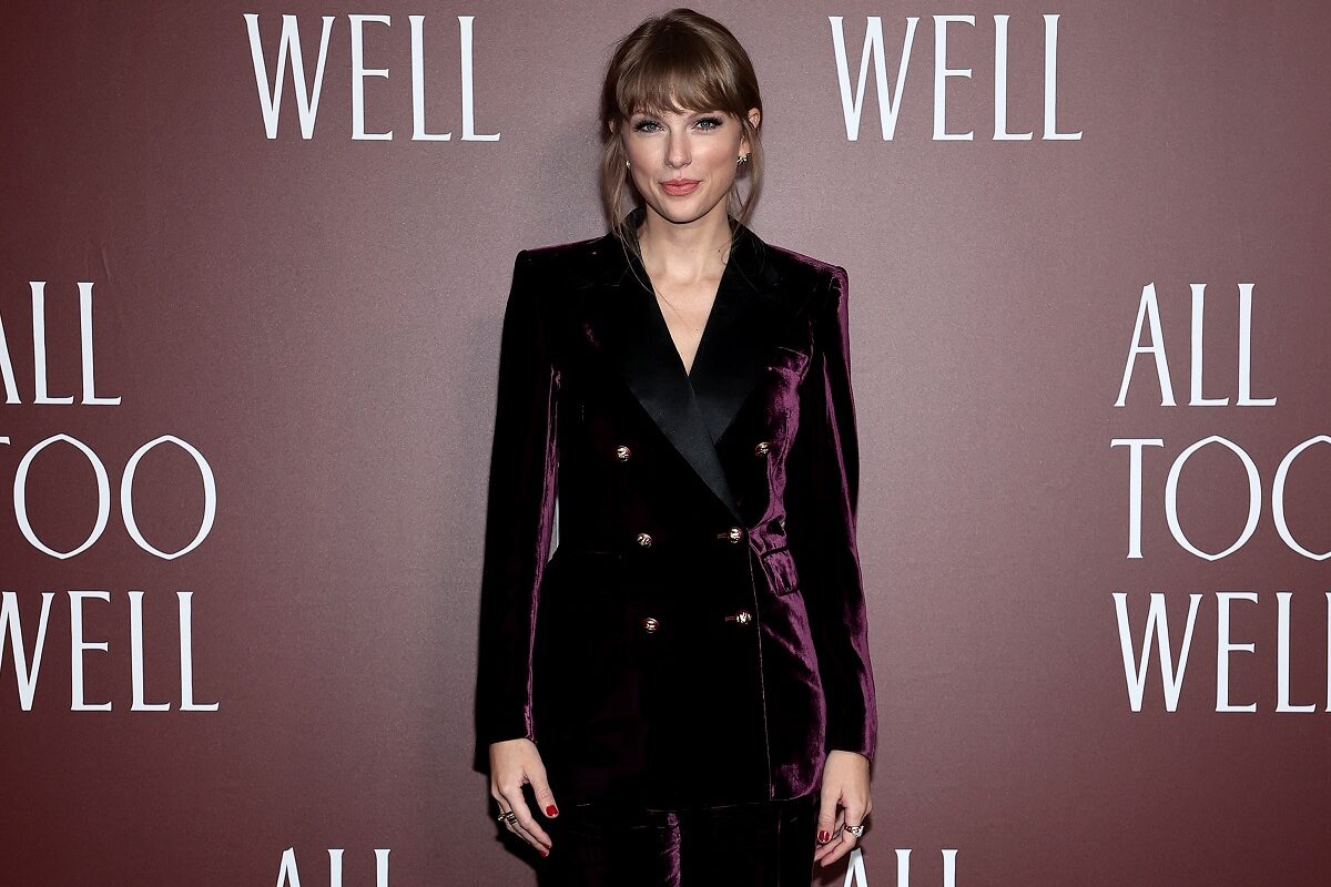 Taylor Swift îmbrăcată într-un costum catifelat de culoare mov