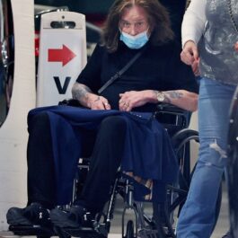 Ozzy Osbourne, cu mască pe față, în scaun cu rotile