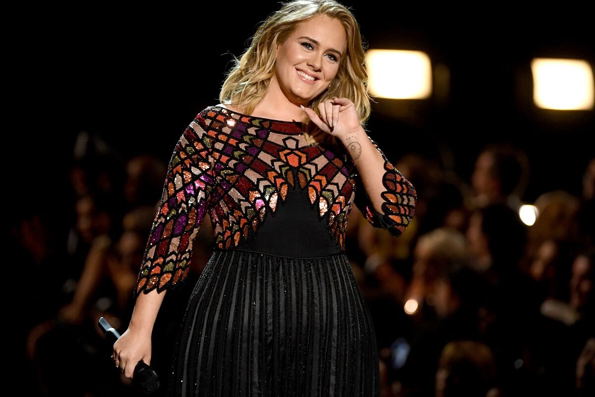 Adele îmbrăcată într-o rochie strălucitoare