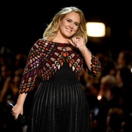 Adele îmbrăcată într-o rochie strălucitoare