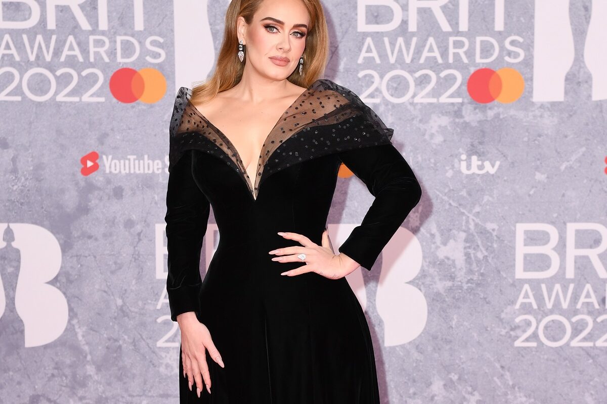 Adele îmbrăcată într-o rochie neagră cu decolteu