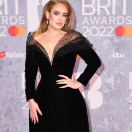 Adele îmbrăcată într-o rochie neagră cu decolteu