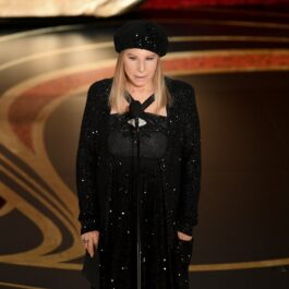 Barbra Streisand îmbrăcată într-o rochie neagră