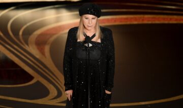 Barbra Streisand îmbrăcată într-o rochie neagră
