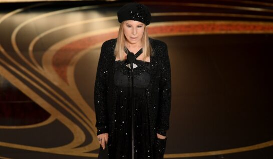 Barbra Streisand a declarat că „este prea bătrână” ca să-i mai pese dacă oamenii cred că se îmbracă provocator