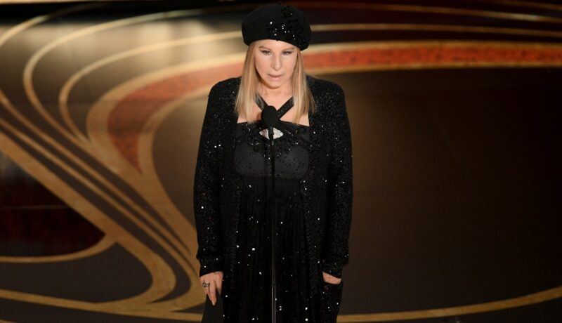 Barbra Streisand a declarat că „este prea bătrână” ca să-i mai pese dacă oamenii cred că se îmbracă provocator