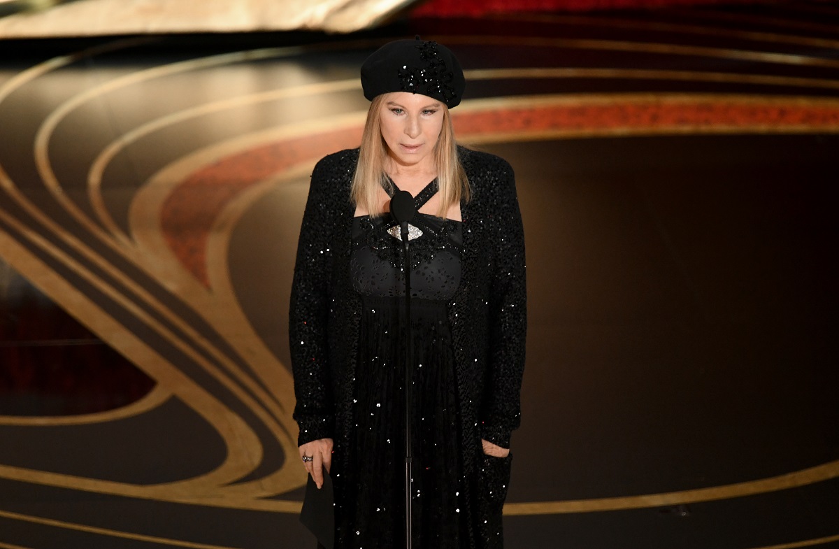 Barbra Streisand a declarat că este prea bătrână ca să-i mai pese dacă oamenii cred că se îmbracă provocator