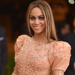 Beyonce îmbrăcată într-o rochie strălucitoare