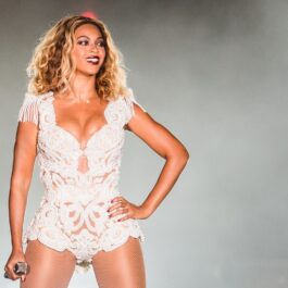 Beyonce îmbrăcată într-o ținută albă decoltată
