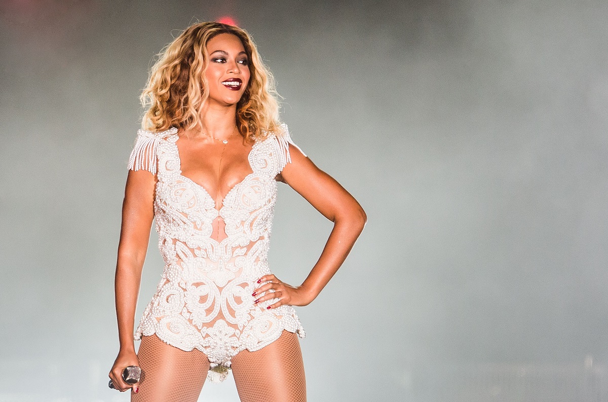 Beyonce îmbrăcată într-o ținută albă decoltată