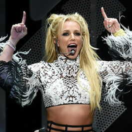 Britney Spears a postat mai multe imagini topless din dormitor. Artistaeste pe scenă și are un top argintiu strălucitor