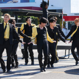 Cea de-a 38-a ediție a Premiilor Discul de Aur și-a dezvăluit nominalizații. Jungkook, Jimin și Jisoo se luptă pentru Best Digital Song. Aici BTS dansează pe stradă în costume negru cu galben