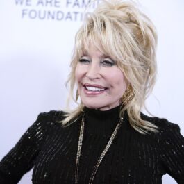 Dolly Parton îmbrăcată într-o rochie neagră cu guler