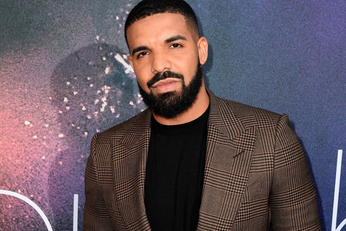 Drake îmbrăcat într-o bluză neagră și un sacou maro