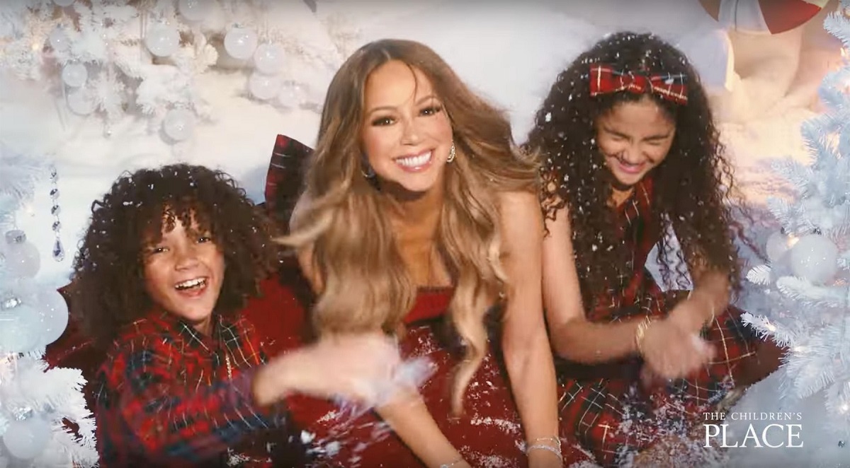 Gemenii cântăreței Mariah Carey par să se fi săturat de melodia All I Want for Christmas Is You. În Ajun, artista a revenit la emblematicul costum roșu