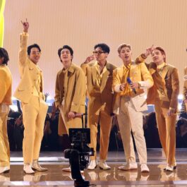Membrii trupei BTS îmbrăcați în costume aurii