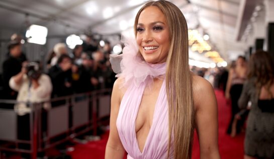 Jennifer Lopez a publicat fotografii cu rochia roșie îndrăzneață pe care a purtat-o la petrecerea anuală de sărbători