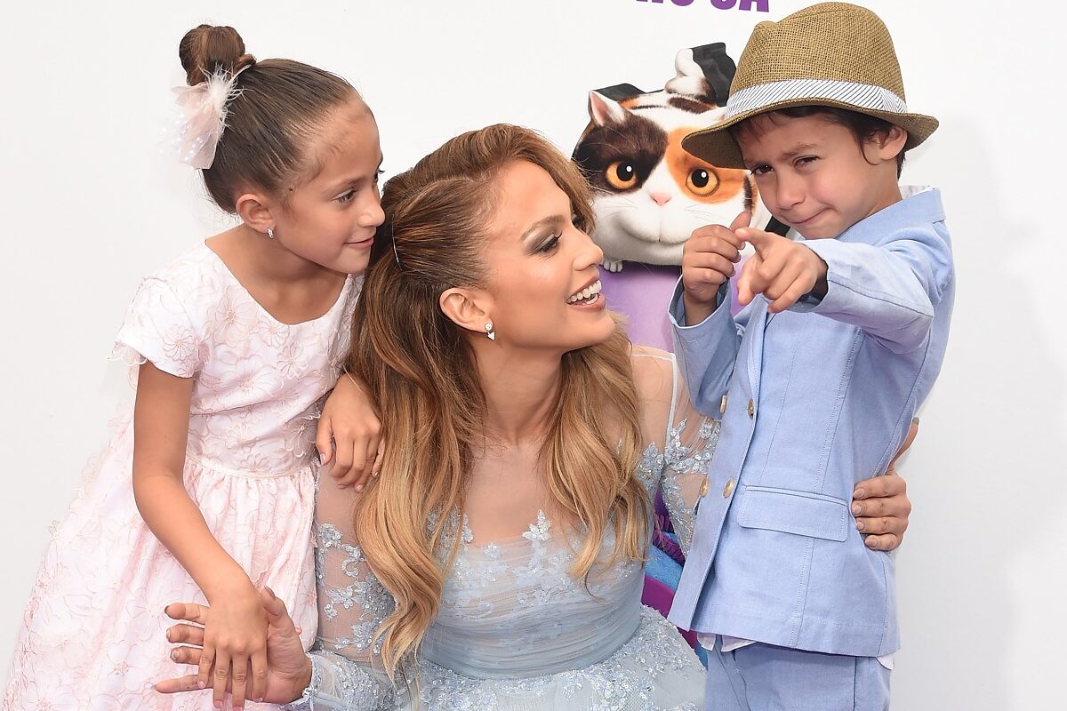 Jennifer Lopez îmbrăcată elegant alături de gemenii ei
