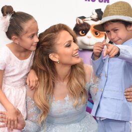 Jennifer Lopez îmbrăcată elegant alături de gemenii ei
