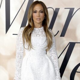 Jennifer Lopez îmbrăcată într-o rochiță albă din dantelă