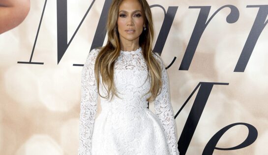 Jennifer Lopez și-a etalat abdomenul lucrat în bikini albi. Cântăreața s-a bucurat de o plimbare la soare pe plaja din St. Barts