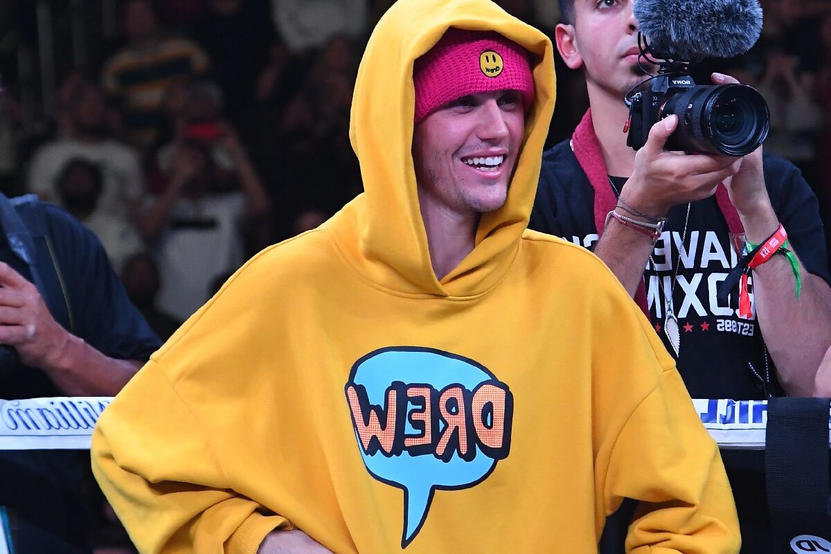 Justin Bieber îmbrăcat într-un hanorac galben