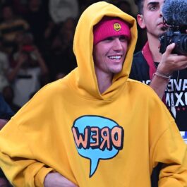 Justin Bieber îmbrăcat într-un hanorac galben